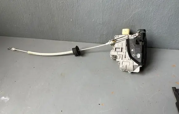 Volkswagen PASSAT B7 Front door lock 3C2837015A