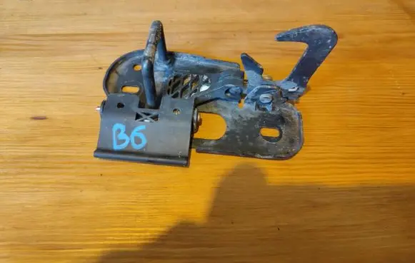 Volkswagen PASSAT B6 Engine bonnet/hood lock/latch loop/hook 3C0823480 3C0823480E