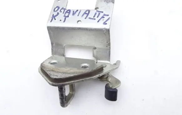 Skoda Octavia Mk2 (1Z) Tailgate lock loop/hook striker 1Z9827511C