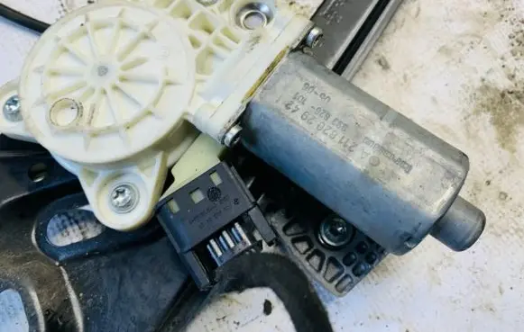 Mercedes-Benz E W211 Front door window regulator motor a2118202942 993626101