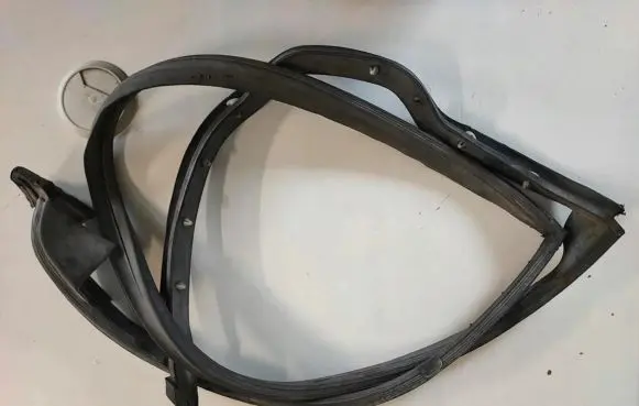 Mercedes-Benz Vito Viano W638 Front door rubber seal UsDr107