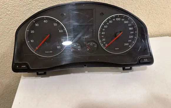 Volkswagen Golf Plus Speedometer (instrument cluster) 1K0920862J