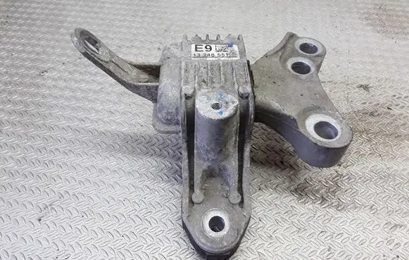 Chevrolet Cruze Engine mount bracket 13248551