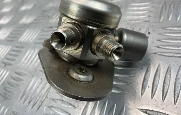 BMW 5 GT F07 Fuel injection high pressure pump 7584461