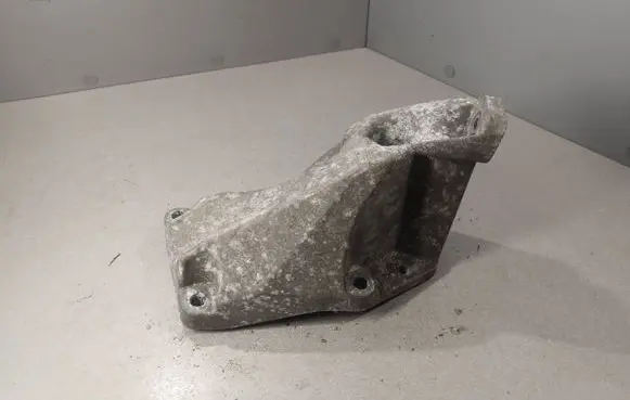 Volkswagen PASSAT B5 Engine mounting bracket 8D0199307J