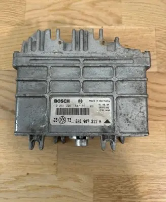 Volkswagen Golf III Engine control unit/module 8A0907311H 26SA3398 0261203184