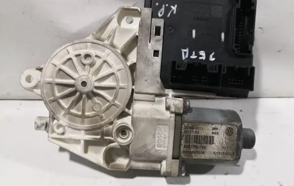 Volkswagen Jetta VI Front door window regulator motor 561959701A 3C095979 0130822229