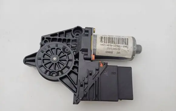 Volkswagen PASSAT B5 Rear door window regulator motor 3B9839752M 101438200 0130821696