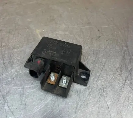 Mercedes-Benz E W211 Charging relay A0025426419 0332002167