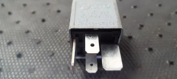 Volkswagen PASSAT B5 Other relay 8D0951253 V23134-J52-X300
