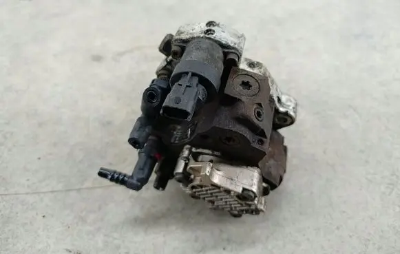 Opel Vivaro Fuel injection high pressure pump 