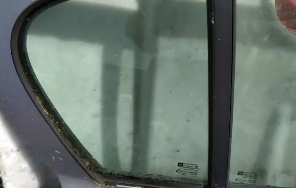Opel Astra H Rear vent window glass 
