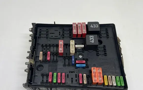 Volkswagen Golf Plus Fuse module 1K0937124H