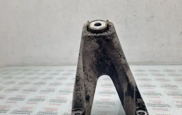 Engine mounting bracket