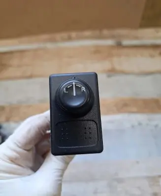 Nissan Almera Tino Wing mirror switch