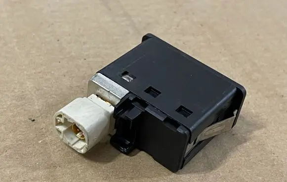 BMW 5 F10 F11 AUX in-socket connector 9129651 PA6GF30