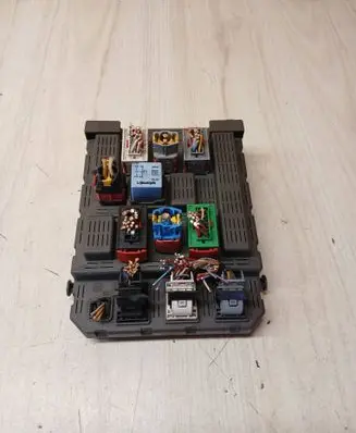 Peugeot 607 Fuse module 9648723680