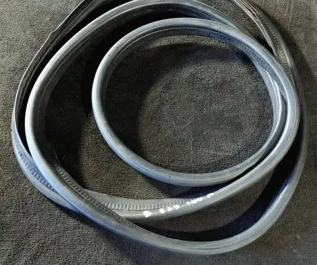 Trunk rubber seal (body)