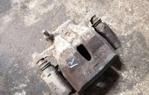 Toyota RAV 4 (XA30) Front brake caliper