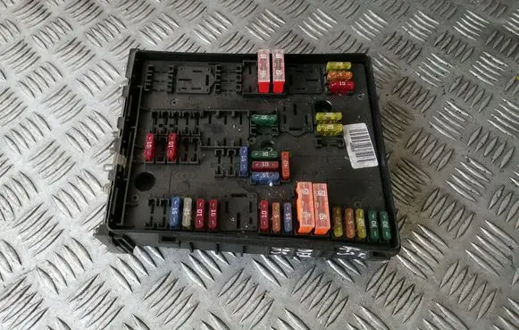 Volkswagen Touran I Fuse module 1K0937124K