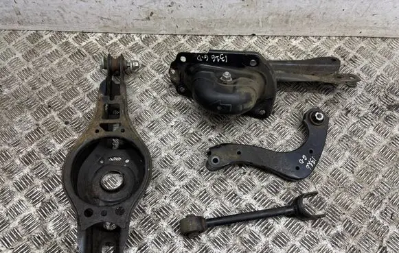 Toyota Prius (XW50) Rear upper control arm/wishbone