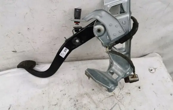 Opel Zafira B Brake pedal 24463406XR