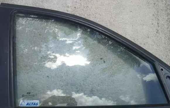 Hyundai Santa Fe Front door window glass four-door