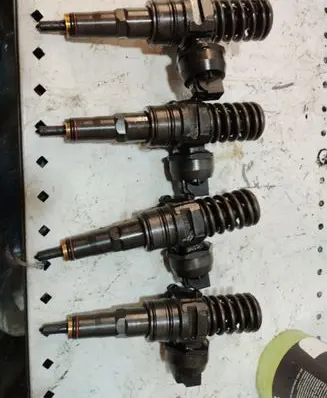 Volkswagen PASSAT B6 Fuel injector 038130073AG