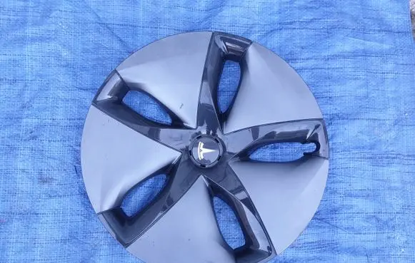 Tesla Model 3 R18 wheel hub/cap/trim 1044231