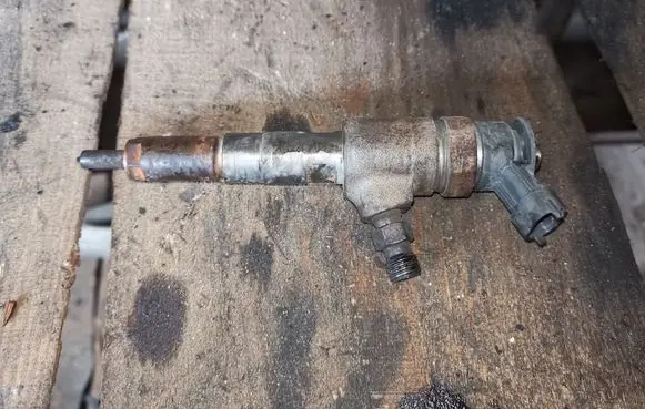 Peugeot 207 Fuel injector 0445110252