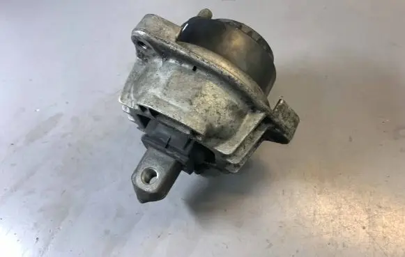 BMW 5 F10 F11 Engine mount bracket 22116777371 6777371