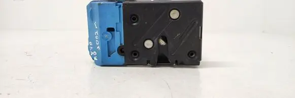 Volvo V70 Front door lock 8650546