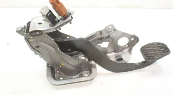 Nissan Juke II F16 Clutch pedal 
