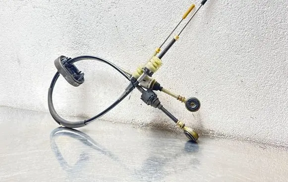 Opel Astra J Gear shift cable linkage 55583487