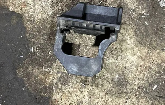 BMW 1 E81 E87 Radiator mount bracket 7526443