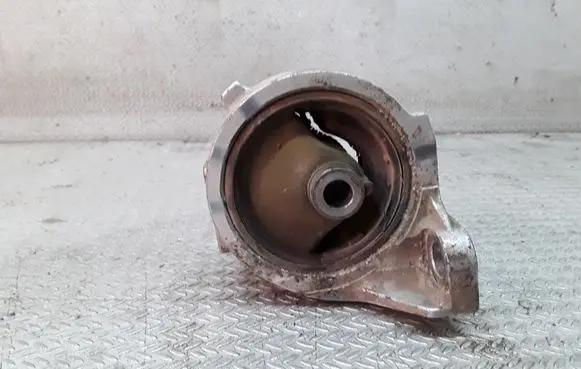 Honda HR-V Engine mount bracket