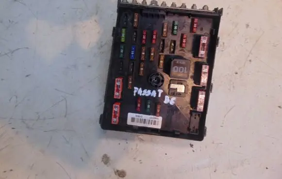Volkswagen PASSAT B6 Fuse box set 3C0937125