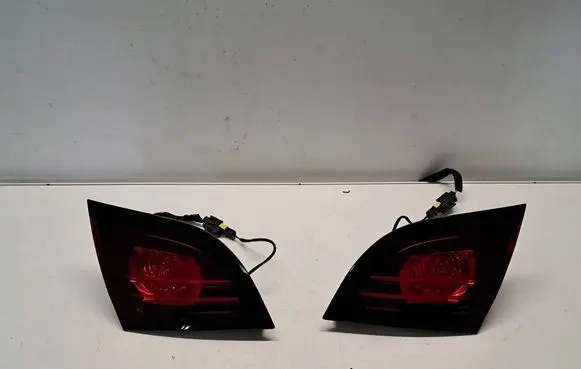 Tailgate rear/tail lights