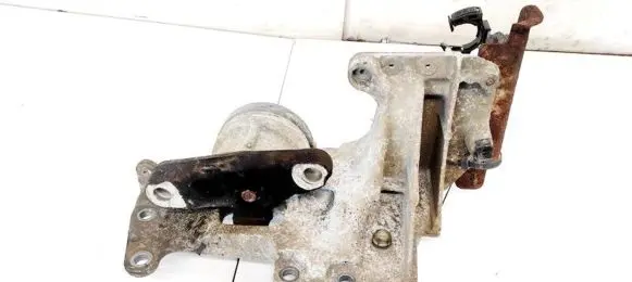 Nissan X-Trail T31 Engine mount bracket
