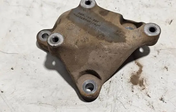 Engine mounting bracket