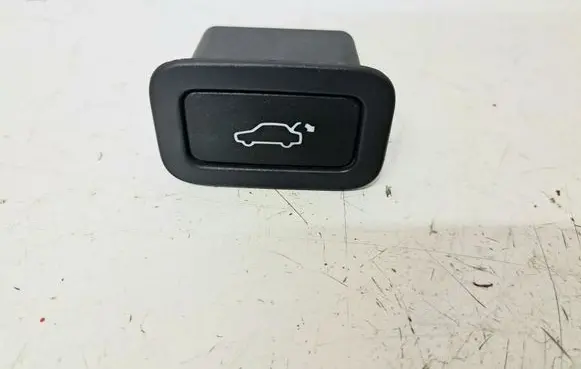 Volvo V70 Tailgate/boot open switch button 30739237