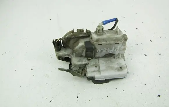 Volkswagen Polo III 6N 6N2 6NF Front door lock 