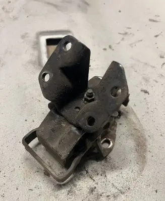Mitsubishi Pajero Engine mount bracket
