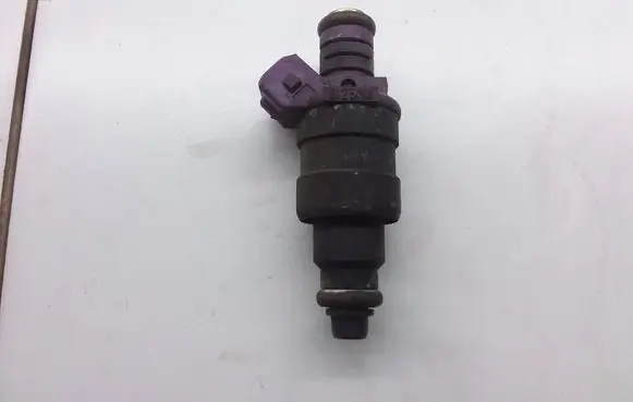 Volvo S40, V40 Fuel injector 9125118
