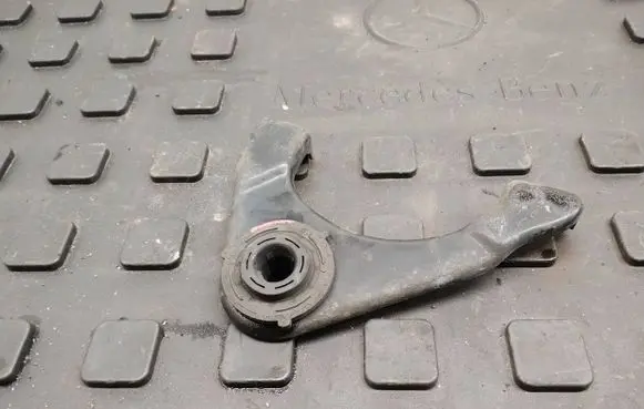 Mercedes-Benz GLK (X204) Radiator mount bracket 