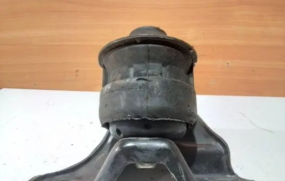 Ford Mondeo Mk III Engine mount bracket 1S716037BA