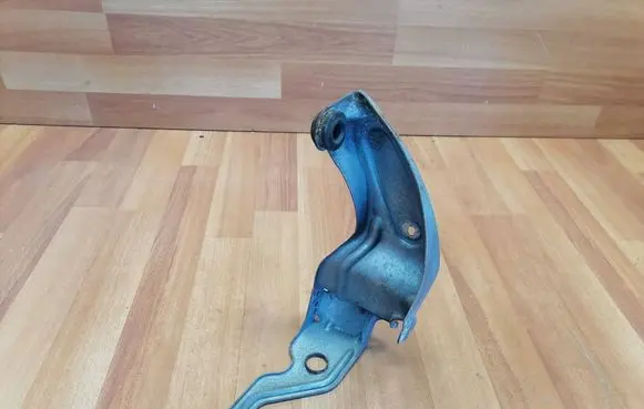 Audi A4 S4 B7 8E 8H Radiator mount bracket 059145814B