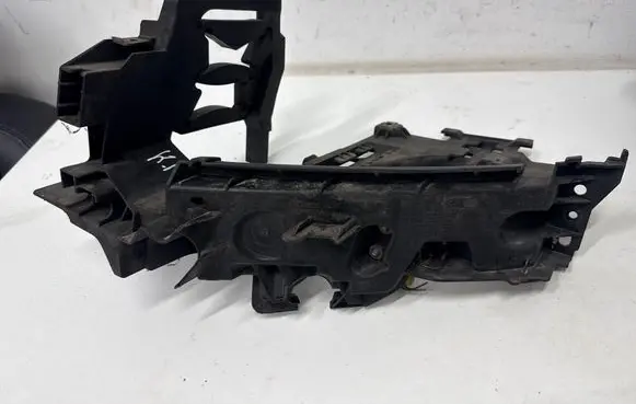 Audi Q5 SQ5 8R Headlight/headlamp mounting bracket 8R0805607B