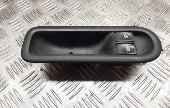 Renault Twingo II Electric window control switch 8200356513
