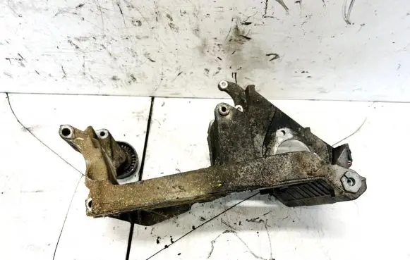 Hyundai Santa Fe Engine mounting bracket 930903i43h